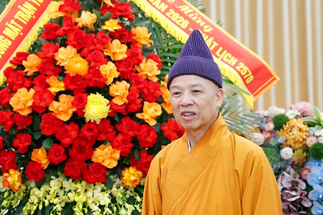  Hòa thượng Thích Thanh Quyết trân trọng cảm ơn tình cảm của lãnh đạo UBTƯ MTTQ Việt Nam. Ảnh: Quang Vinh