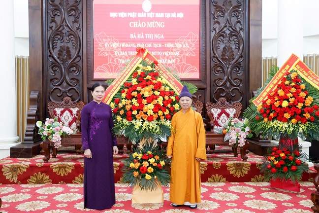Ms. Ha Thi Nga, Member of the Party Central Committee, Vice Chairwoman - Secretary General of the Central Committee of the Vietnam Fatherland Front sent a bouquet of flowers from Ms. Bui Thi Minh Hoai, Member of the Politburo, Secretary of the Party Central Committee, Chairwoman of the Central Committee of the Vietnam Fatherland Front to congratulate Vesak 2026 - Buddhist calendar 2570. Photo: Quang Vinh