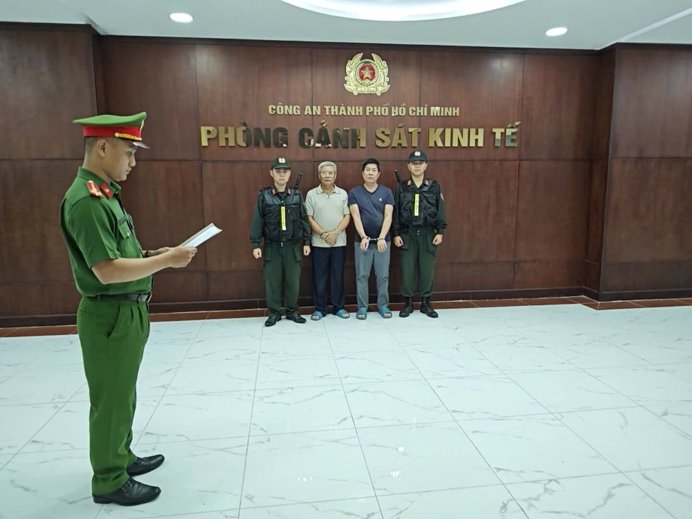 Các đối tượng trong đường dây sản xuất và buôn bán thuốc đông dược trái phép tại cơ quan Công an. Ảnh: Công an
