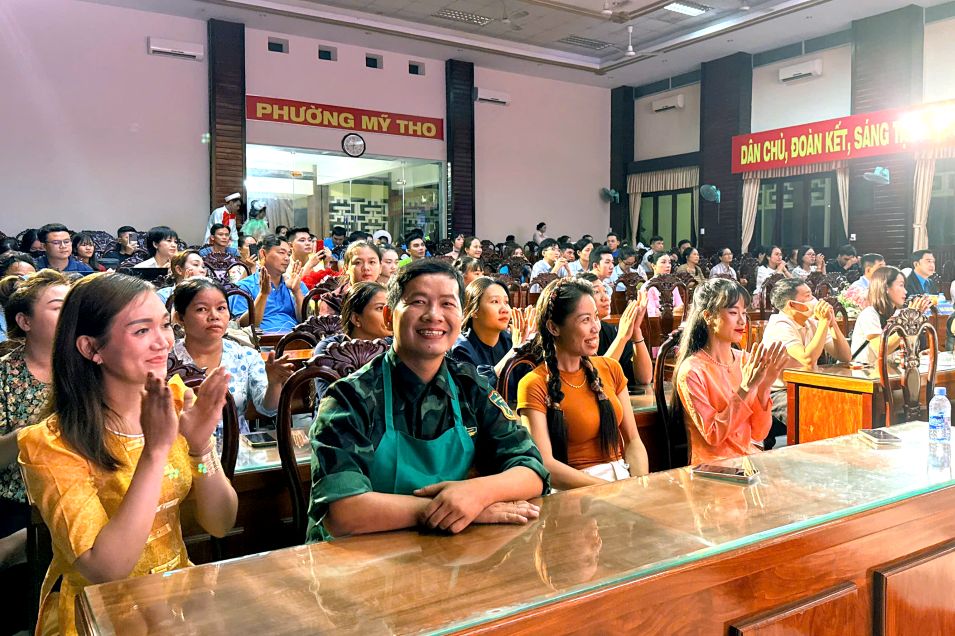 Đông đảo đoàn viên, người lao động lấp đầy khán phòng Nhà Văn hóa phường Mỹ Tho để tiếp lửa cho các đồng nghiệp. Sự hào hứng, những tràng pháo tay không ngớt là minh chứng cho thấy cơn khát những sân chơi văn hóa tinh thần lành mạnh sau giờ tan ca. Ảnh: Thanh Mai
