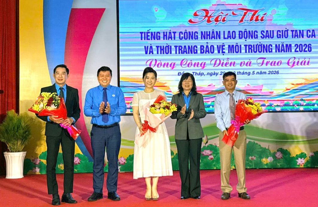 Ban tổ chức tặng hoa cho Ban giám khảo hội thi. Ảnh: Thanh Nhàn