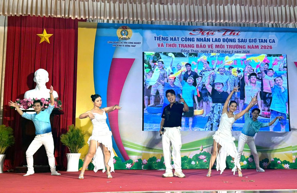 Không chỉ bó hẹp trong các làn điệu truyền thống, hội thi còn là nơi các bạn trẻ tự tin thể hiện những vũ điệu hiện đại, năng động, mang đến một luồng gió mới, phản ánh tư duy đổi mới và sự hội nhập của thế hệ công nhân trẻ. Ảnh: Thanh Nhàn