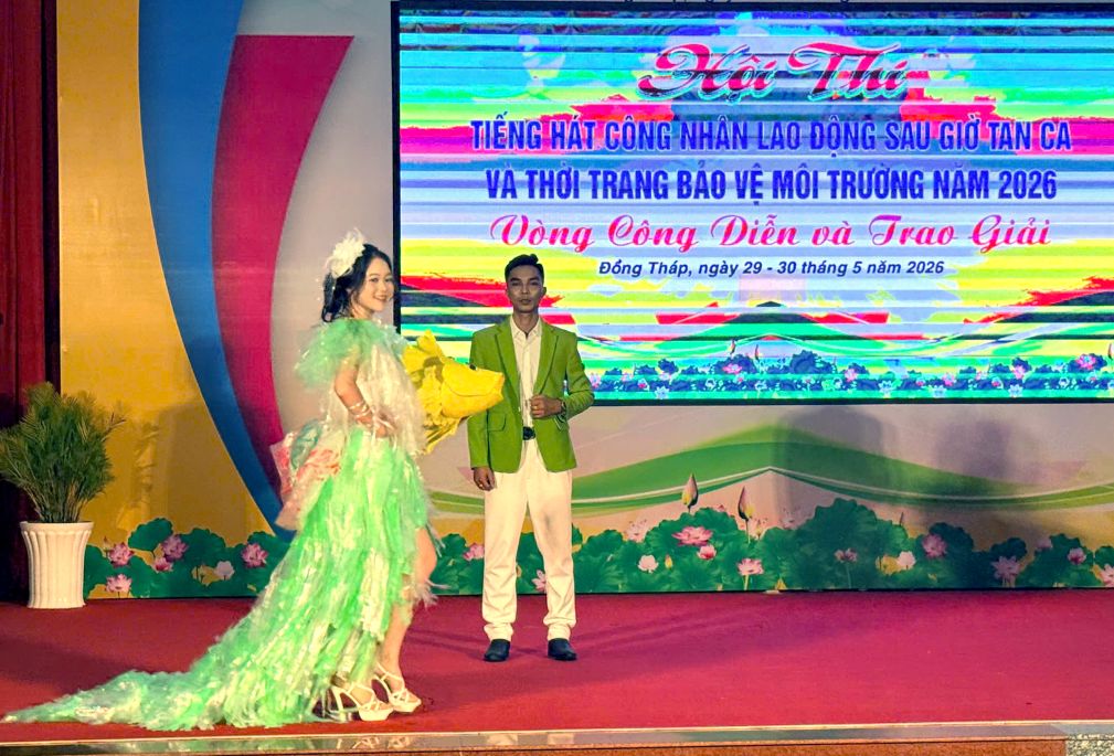 Điểm nhấn bùng nổ của đêm chung kết là phần trình diễn thời trang sinh thái. Từ túi nilon, bao bì cũ và vật liệu EVA, các “người mẫu công nhân” đã biến tấu thành những bộ cánh dạ hội lộng lẫy, truyền đi thông điệp mạnh mẽ về việc hạn chế rác thải và bảo vệ hệ sinh thái. Ảnh: Thanh Nhàn