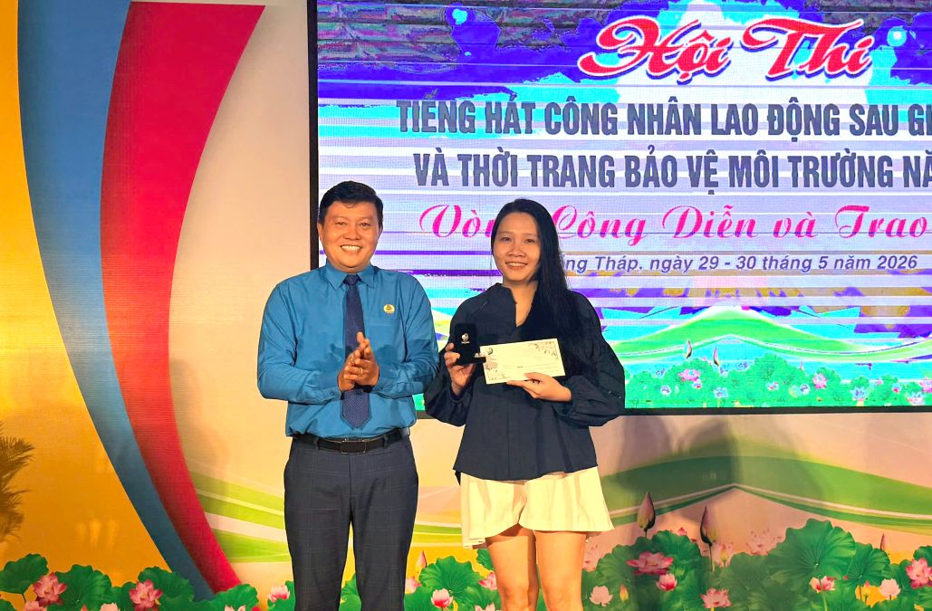 Ông Nguyễn Thanh Nhàn – Chủ tịch Công đoàn các Khu công nghiệp, Khu kinh tế Đồng Tháp trao giải cho người may mắn trong bốc thăm trúng thưởng tại hội thi. Ảnh: Thanh Nhàn