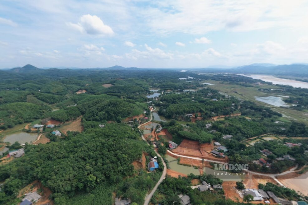 Xã Hạ Hòa nằm ven sông Hồng, địa hình nhiều đồi núi thấp. Ảnh: Tô Công