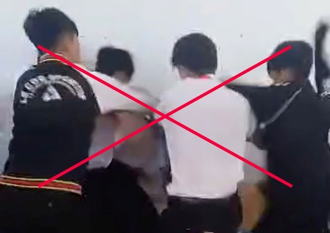 Đoạn clip quay một vụ bạo lực học đường, nhóm nam sinh đánh bạn Ảnh: Phạm Duy