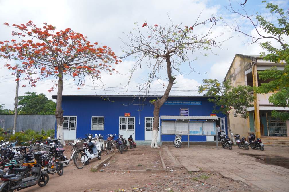 Văn phòng và phòng giáo viên được xây dựng bằng tôn. Ảnh: Tạ Quang