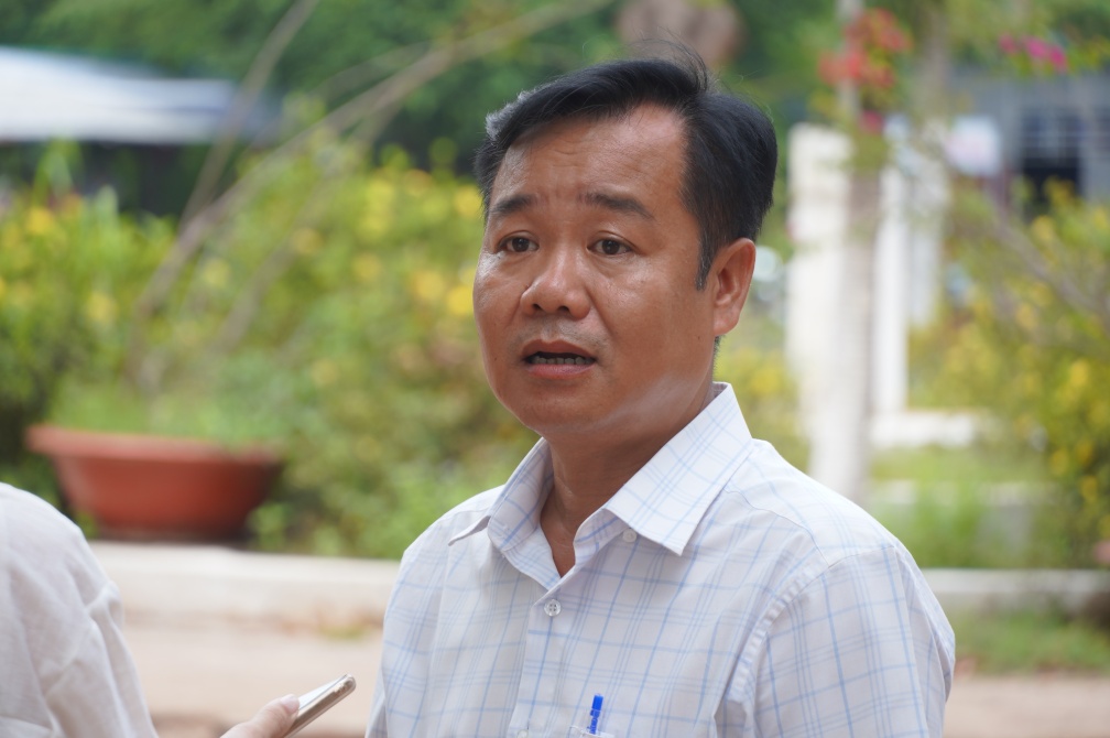 Ông Phạm Hoàng Vũ - Phó Hiệu trưởng Trường THCS Quốc Thái trao đổi với phóng viên. Ảnh: Gia Khiêm