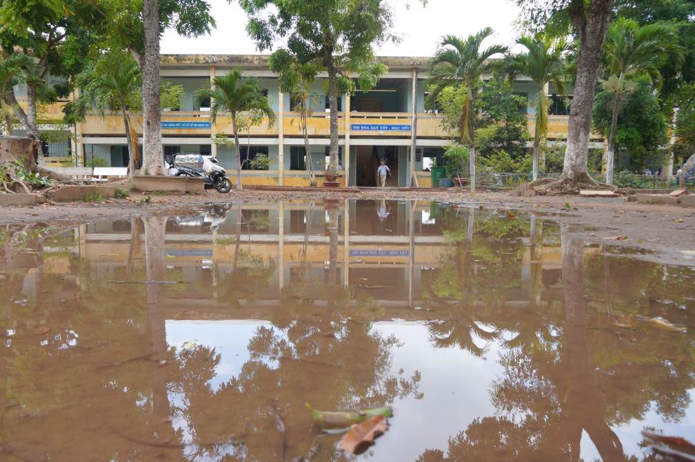 Nhiều vị sân trường bằng đất. Ảnh: Tạ Quang