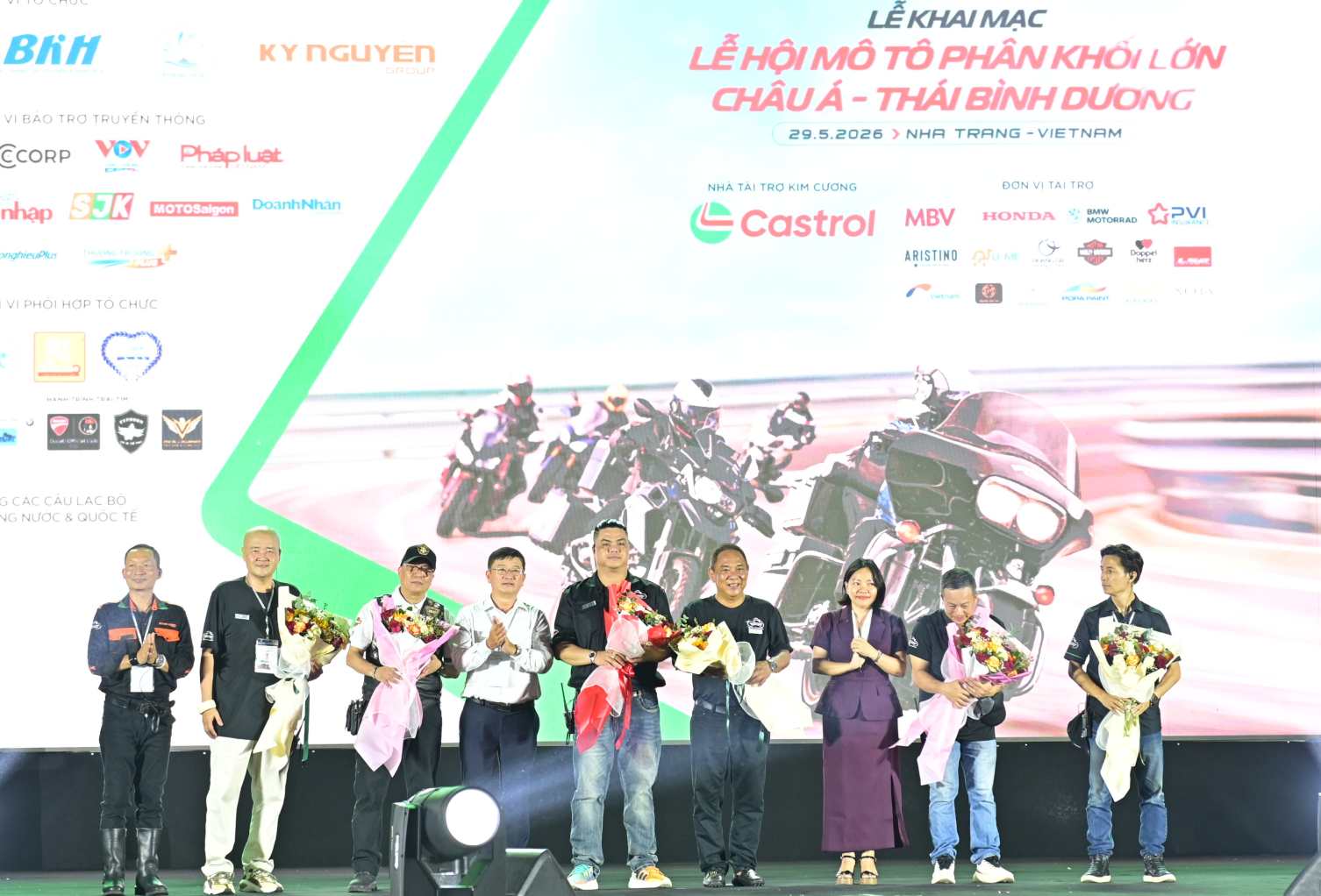 The Organizing Committee of the Asia-Pacific Large Displacement Motorcycle Festival presents flowers to participating teams. Photo: Vinh Thanh