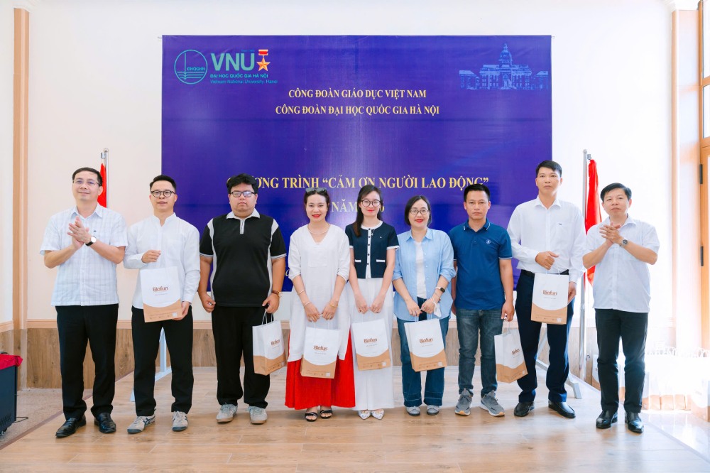Công đoàn Đại học Quốc gia Hà Nội trao quà tri ân đoàn viên, lao động nhân Tháng Công nhân 2026. Ảnh: Thanh Vân