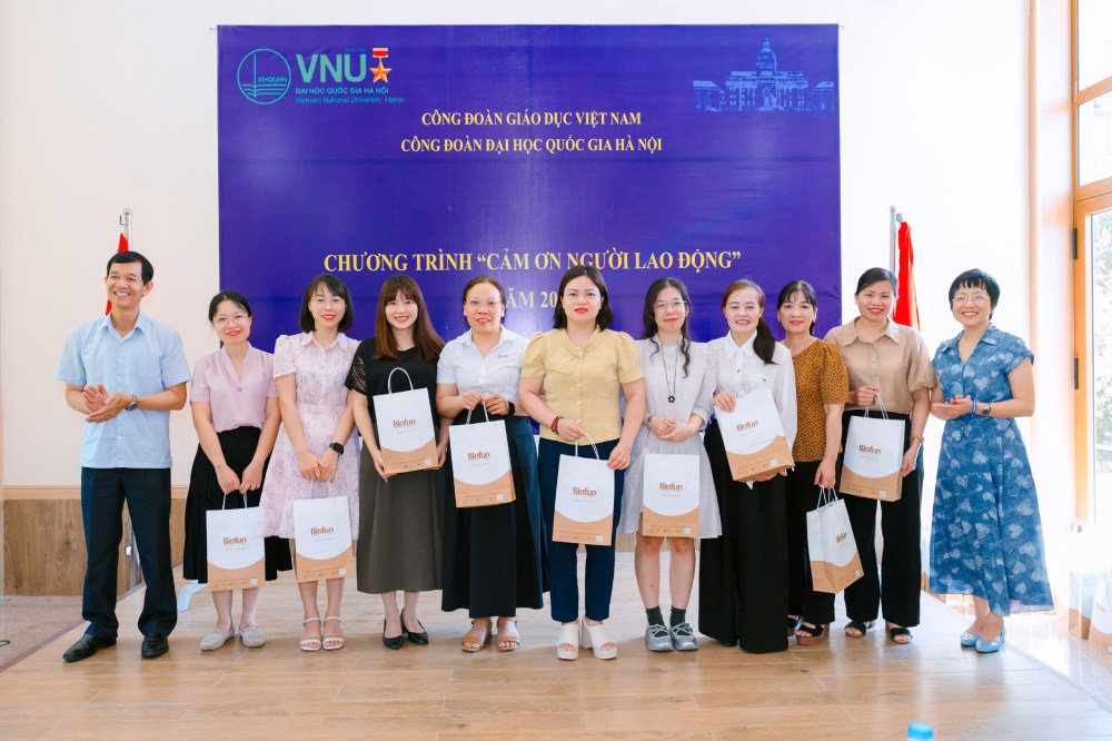 Chairman of the Hanoi National University Trade Union Nguyen Thi Thao (right on the photo) and Principal of Hoang Dinh Phi School of Management and Business present gifts of gratitude to union members and workers on the occasion of Workers' Month 2026. Photo: Thanh Van