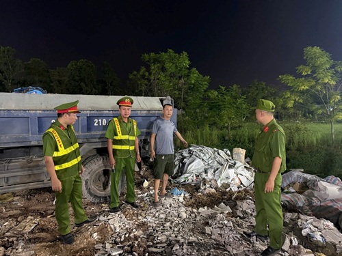 Công an Hà Nội xử lý một vụ đổ thải trái phép trong đêm. Ảnh: CAHN