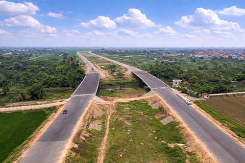 The Ca Lo river overpass under package No. 8 of the parallel road Ring Road 4 has been completed. Photo: Song Huu