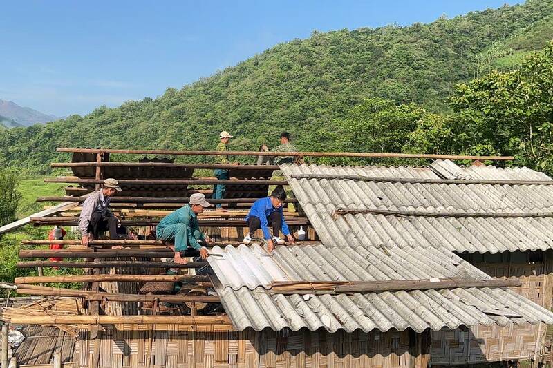 Local forces in Pac Nga commune, Son La province help people overcome the consequences caused by thunderstorms. Photo: Pac Nga Commune DVTH Center