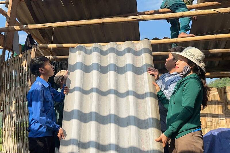 Lãnh đạo xã Pắc Ngà thăm hỏi, động viên và giúp nhân dân khắc phục hậu quả do dông lốc gây ra. Ảnh: Trung tâm DVTH xã Pắc Ngà