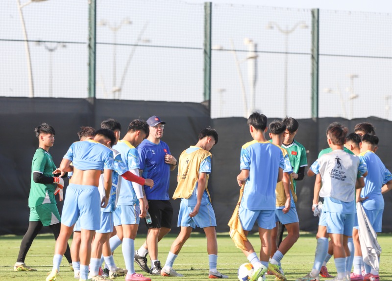 Huấn luyện viên Roland tập trung tối đa cho buổi tập đầu tiên của U17 Việt Nam. Ảnh: VFF