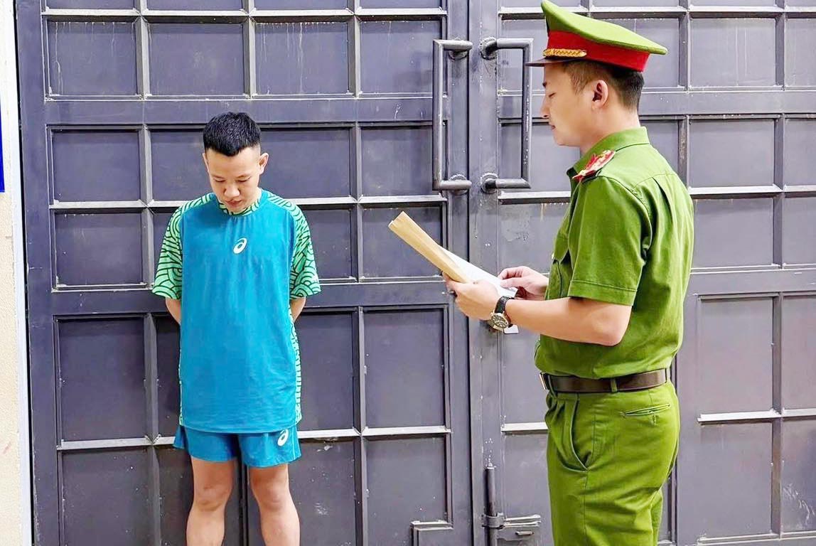 El sujeto Vo Ta Sy Dan fue procesado y detenido temporalmente por el delito de uso ilegal de drogas. Foto: Policía de Ha Tinh