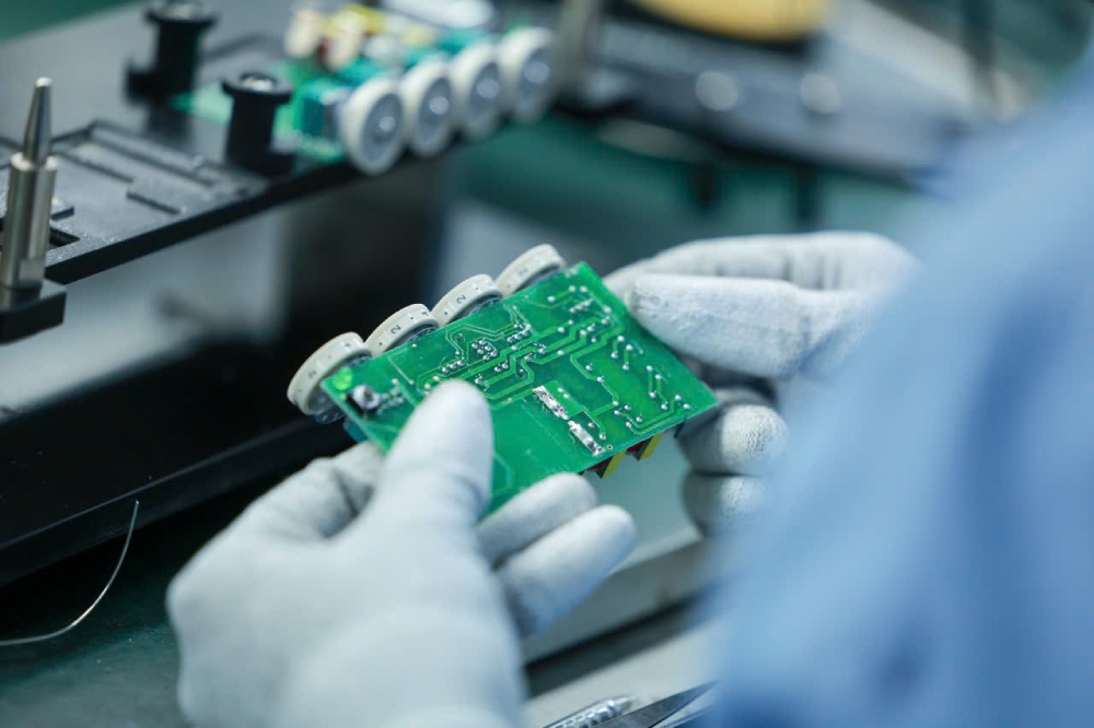 Laborers at Rhythm Vietnam Co., Ltd. are inspecting the details of the electronic circuit board processing product. Photo: Hai Nguyen