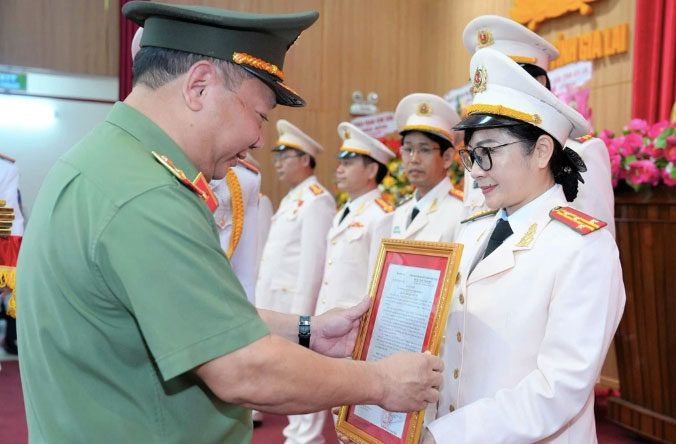 Thiếu tướng Lê Quang Nhân - Giám đốc Công an tỉnh Gia Lai trao quyết định thăng hàm Đại tá với 21 cán bộ. Ảnh: Công an tỉnh Gia Lai