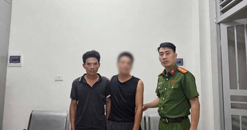 Công an xã Ngọc Hồi ngăn người lao vào tàu hỏa