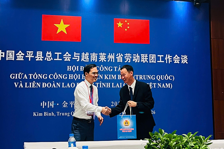 Đồng chí Phạm Ngọc Đang - Phó Chủ tịch LĐLĐ tỉnh cùng đoàn công tác tham gia chương trình Hội đàm cùng Công hội huyện Kim Bình. Ảnh: Thanh Bình