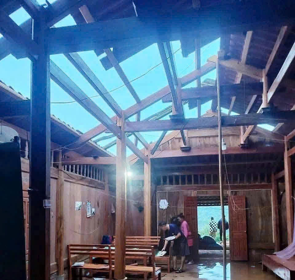 Thiên tai khiến nhiều nhà dân bị tốc mái