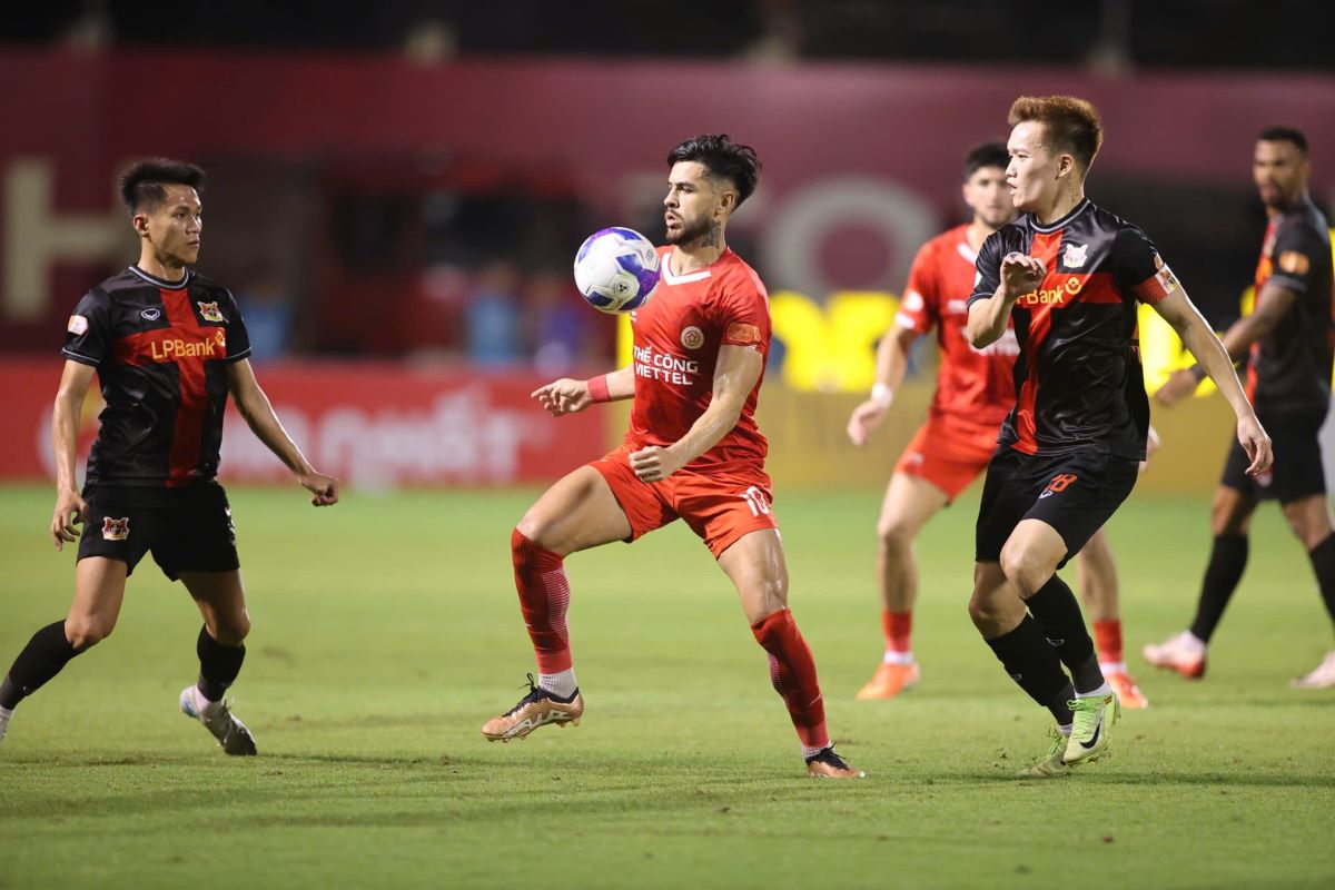 The Cong Viettel (red shirt) aims for victory at home against Ninh Binh. Photo: VPF
