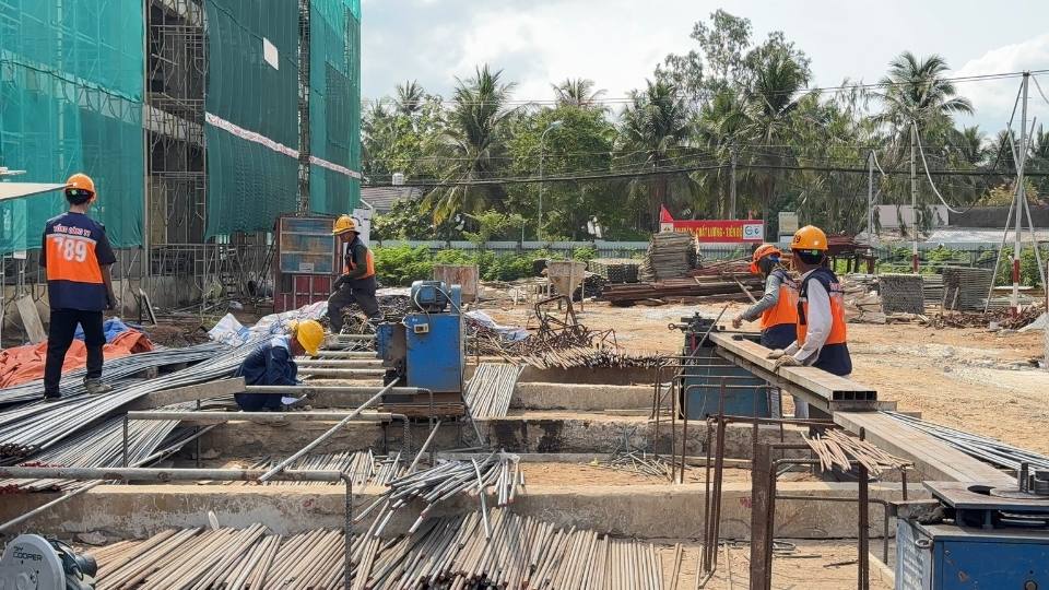 Construction workers at the Giao Long social housing project are fully equipped with protective equipment, ensuring labor safety. Photo: Hoang Loc