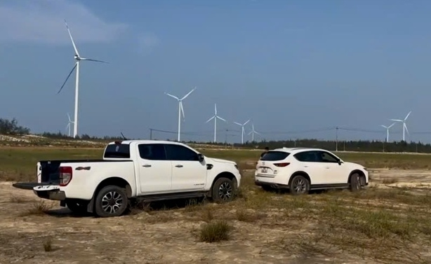 Hai anh em Nhân và Thịnh kéo xe của du khách Hà Nội thoát khỏi điểm lầy. Ảnh: Trường Giang