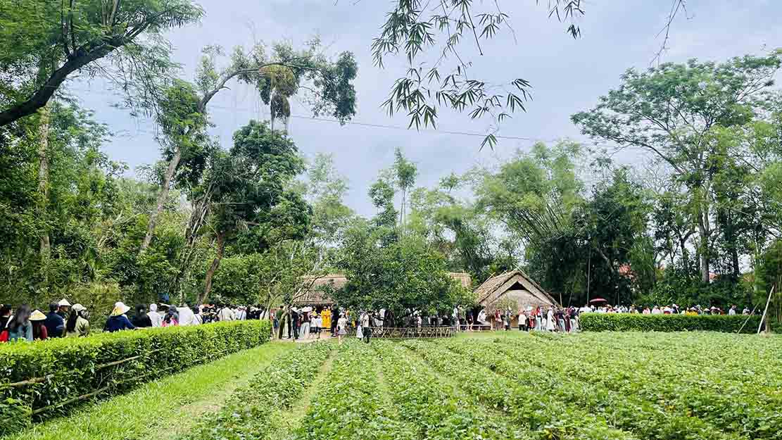 Tourists visit Kim Lien Special National Relic Site. Photo: Mai Ngan