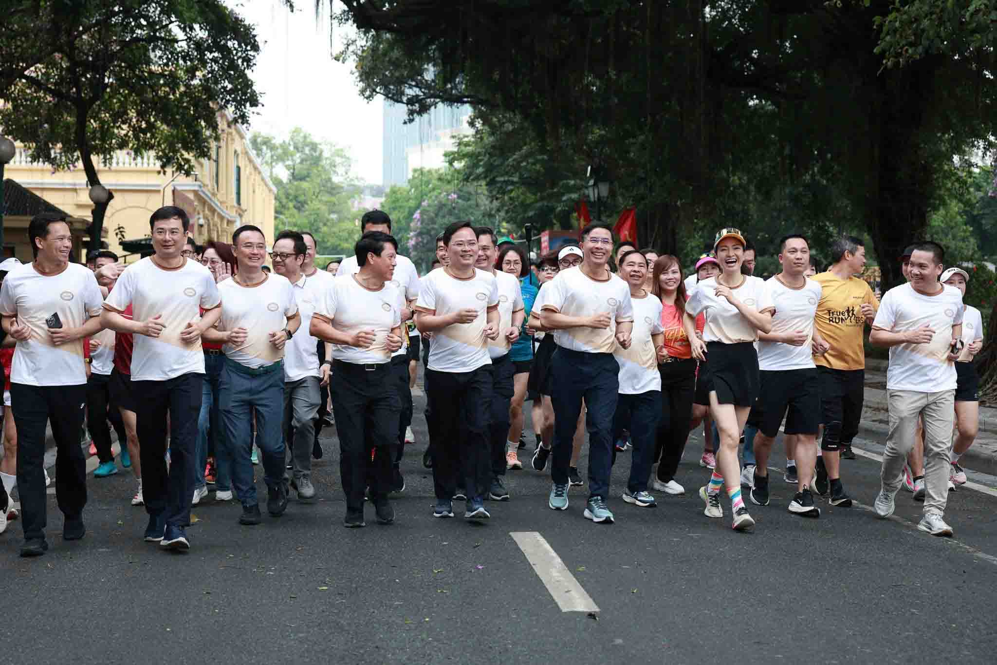 More than 51,000 bank officials run to raise funds for social security