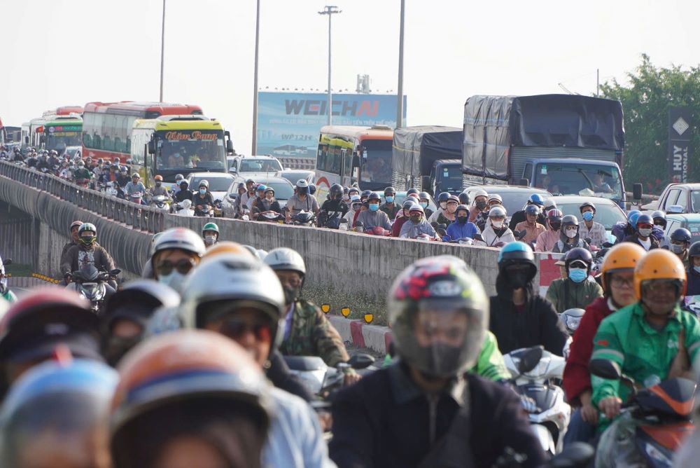 Traffic police recommend people to choose a suitable traffic direction to limit congestion when returning to Ho Chi Minh City after the holidays. Photo: Nguyen Chan