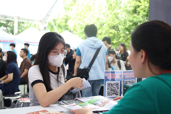 Workers come for interviews and job searches at businesses. Photo: Luong Hanh