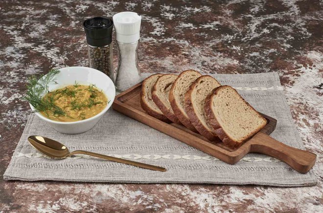 Baked bread with butter is a popular breakfast choice thanks to being quick and nutritious. Photo: Thuy Duong
