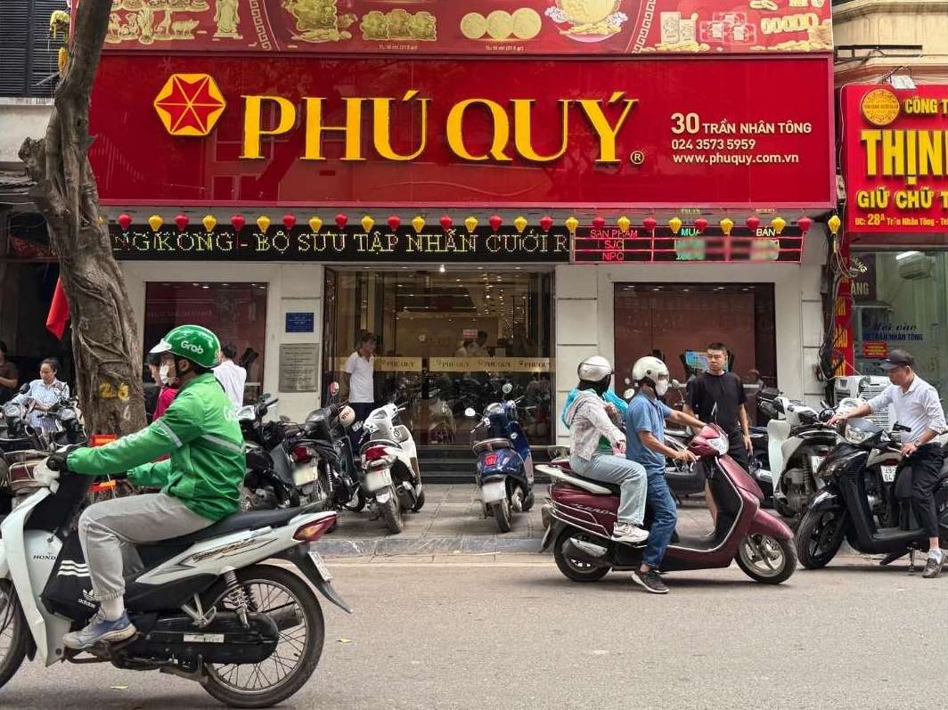 Dù giá biến động liên tục, vàng nhẫn vẫn thu hút đông đảo khách hàng giao dịch. Ảnh: Lệ Hà 