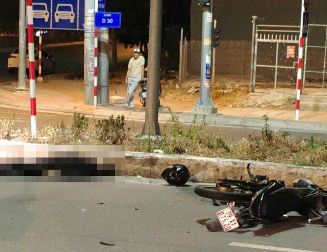 Scene of the collision at the intersection between Vo Nguyen Giap street and D30 street (Tay Nha Trang ward, Khanh Hoa province) that killed 1 young man. Photo: Khanh Hoa