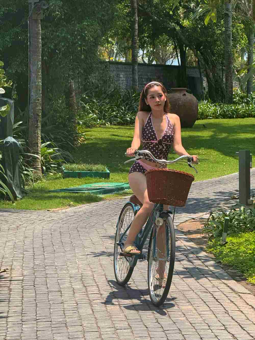 Chi Pu trẻ trung với set đồ đi biển họa tiết chấm bi. Ảnh: NVCC