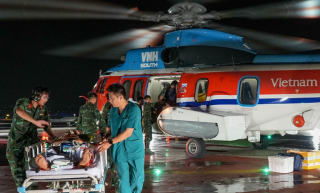 患者はヘリコプターで安全に救助され、本土に搬送されて治療を受けました。写真:BVCC