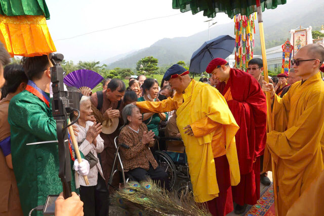 Ngài dành sự quan tâm đặc biệt cho những người bệnh từ xa đến dự lễ, các em nhỏ và người già yếu. Ảnh: Ban tổ chức