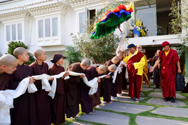 Từ Đại Bảo tháp, chư Ni Tây Thiên thành kính cung tiễn Đức Gyalwang Drukpa và Tăng đoàn. Ảnh: Ban tổ chức