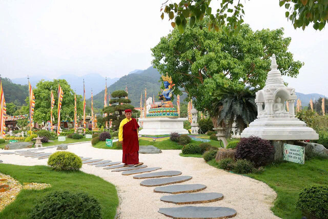 Đức Pháp Vương hành thiền dạo bộ trong khuôn viên ngôi Bảo tháp Mandala Tây Thiên. Ảnh: Ban tổ chức