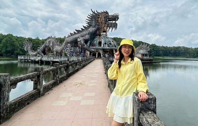 Les chemises familières peuvent se transformer en de nombreux styles d'été si vous savez comment les assortir intelligemment. Photo: Ngoc Anh