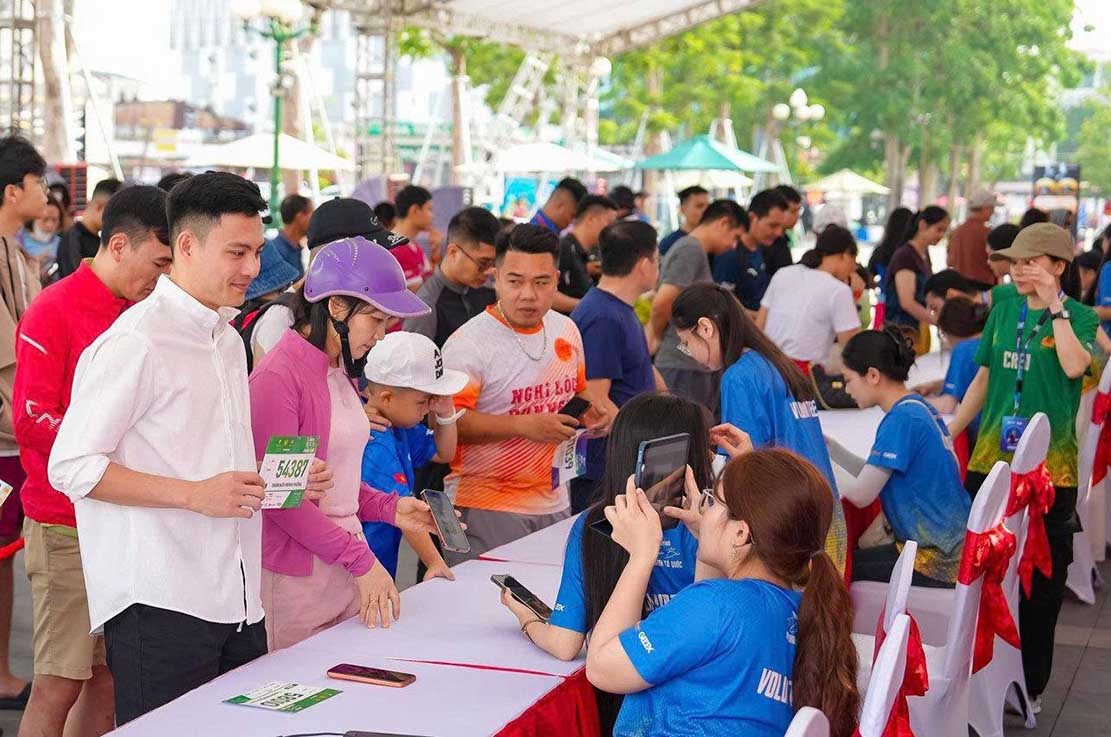 Volunteers participate in supporting the "Journey Following Uncle Ho - For National Security" race in 2026. Photo: Ngoc Anh
