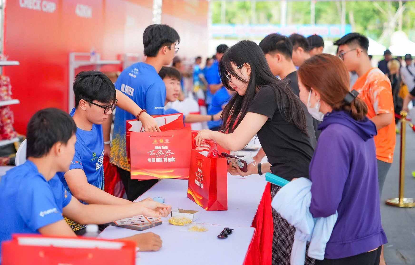 Sự hỗ trợ của các tình nguyện viên đã góp phần làm nên thành công của giải chạy. Ảnh: Ngọc Anh