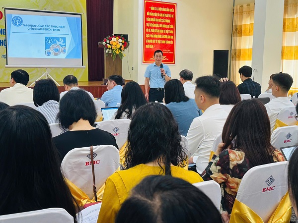 Vietnam Social Security trains on the process of resolving social insurance benefits, including regulations on pensions. Photo: Vietnam Social Security