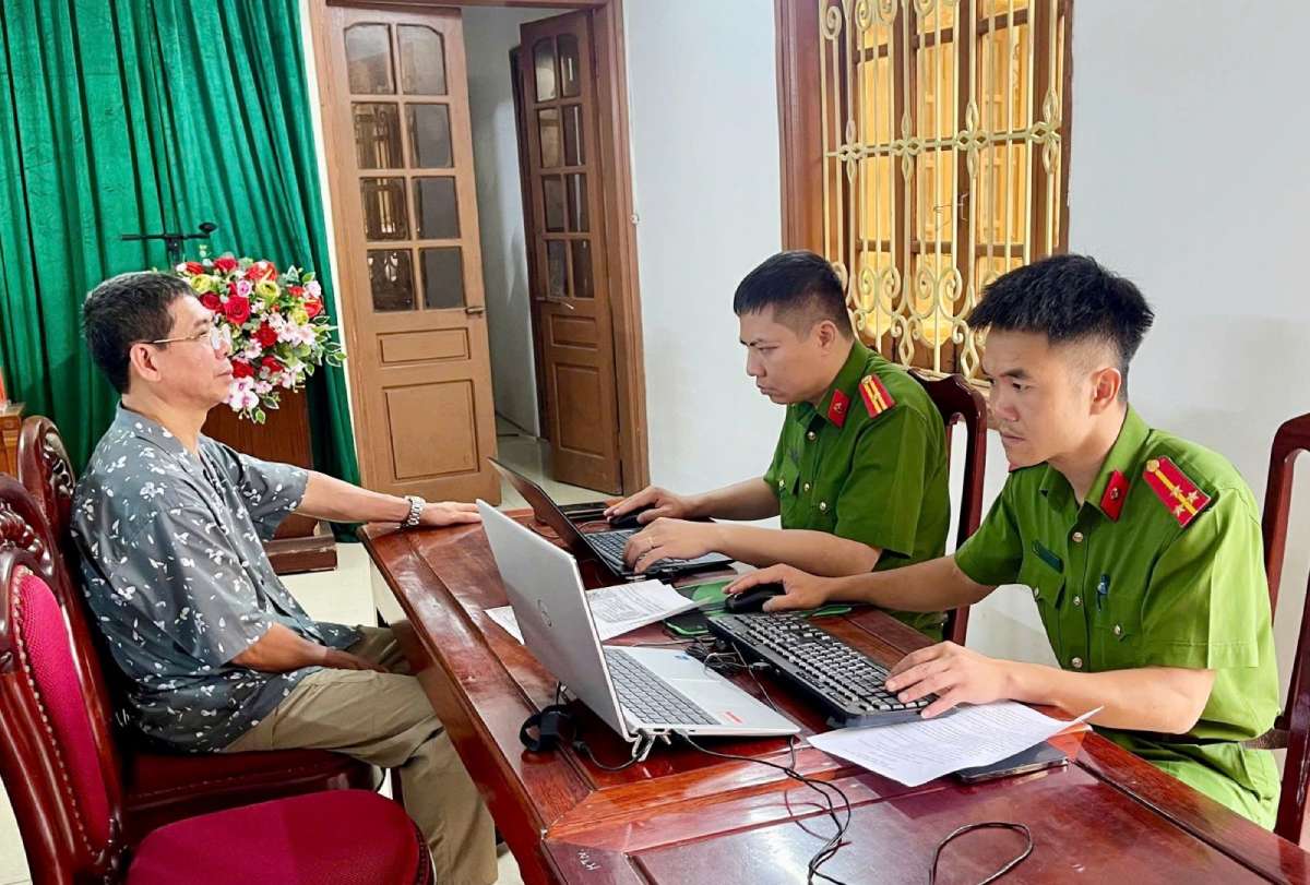 Đối tượng truy nã Phạm Quốc Toản ra đầu thú. Ảnh: Công an Ninh Bình