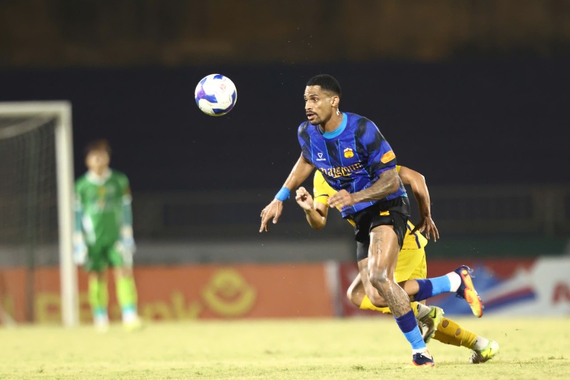 Song Lam Nghe An meets Hoang Anh Gia Lai in round 21 of V.League. Photo: VPF