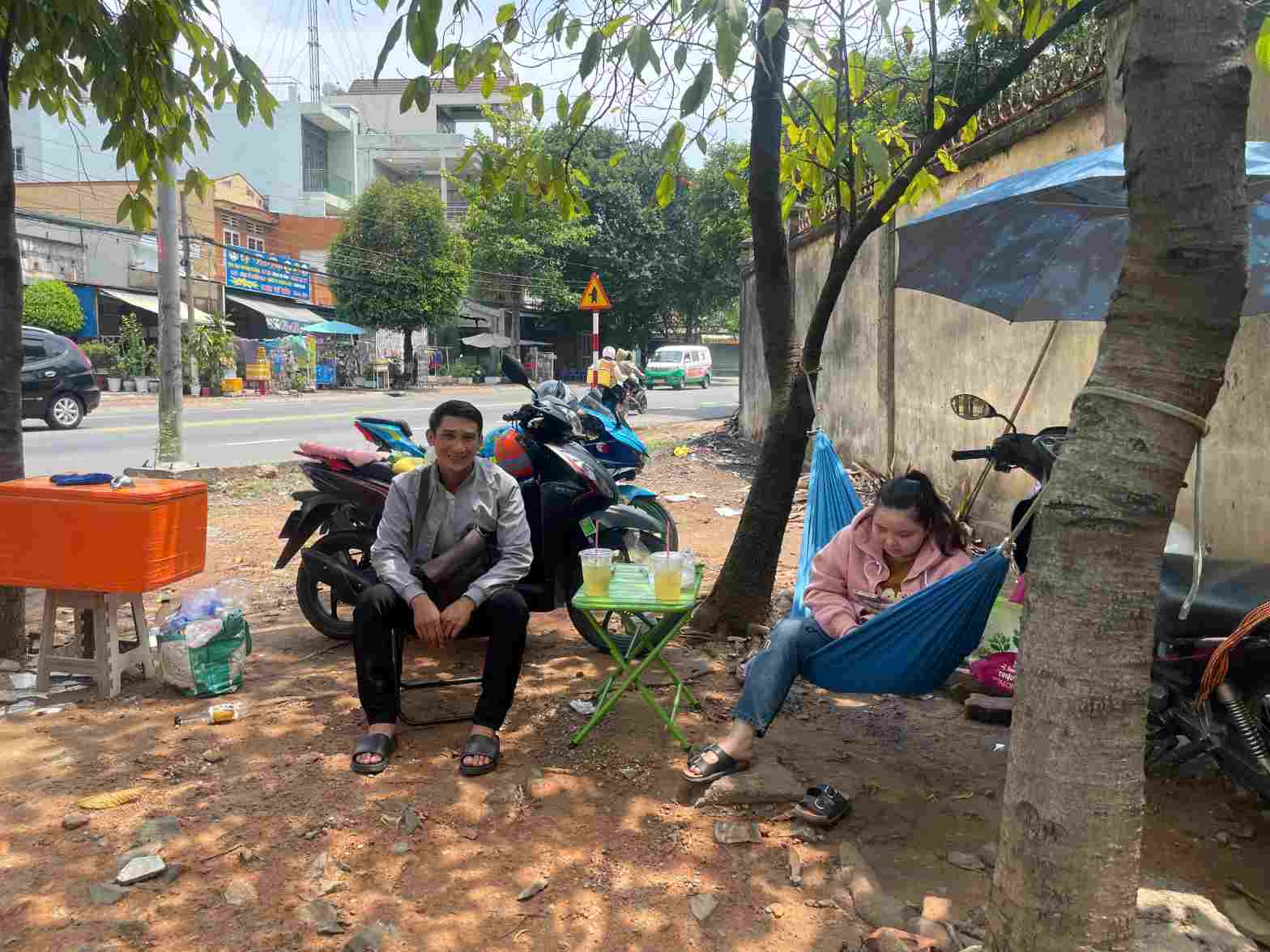 Vợ chồng anh Nguyễn Văn Khá nghỉ ngơi khi đi qua cầu Phú Cường. Ảnh: Đình Trọng
