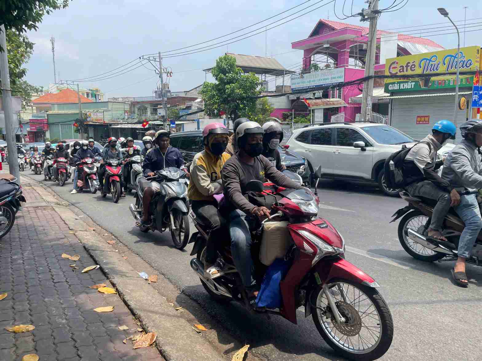 Công nhân di chuyển quãng đường từ 100-300 km trở lại TPHCM. Ảnh: Đình Trọng